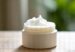 Lightweight styling cream for a minimal natural look